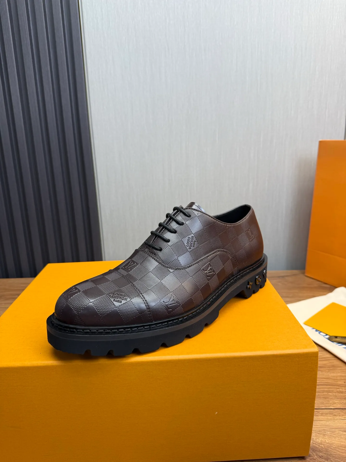 Men's shoes 💰900💰 LV. Men's casual lace-up leather shoes, the latest hot style 🔥 1:1 original purchase quality, top quality goods ⬆️The upper is imported open-edge beaded cowhide, cowhide, and cow suede. The hand-made three-dimensional stitching highlights the round toe design. The inner foot pads are all imported cowhide, with the original wear-resistant foam outsole, matching code 39-44, (38, 45 custom-made, non-refundable)